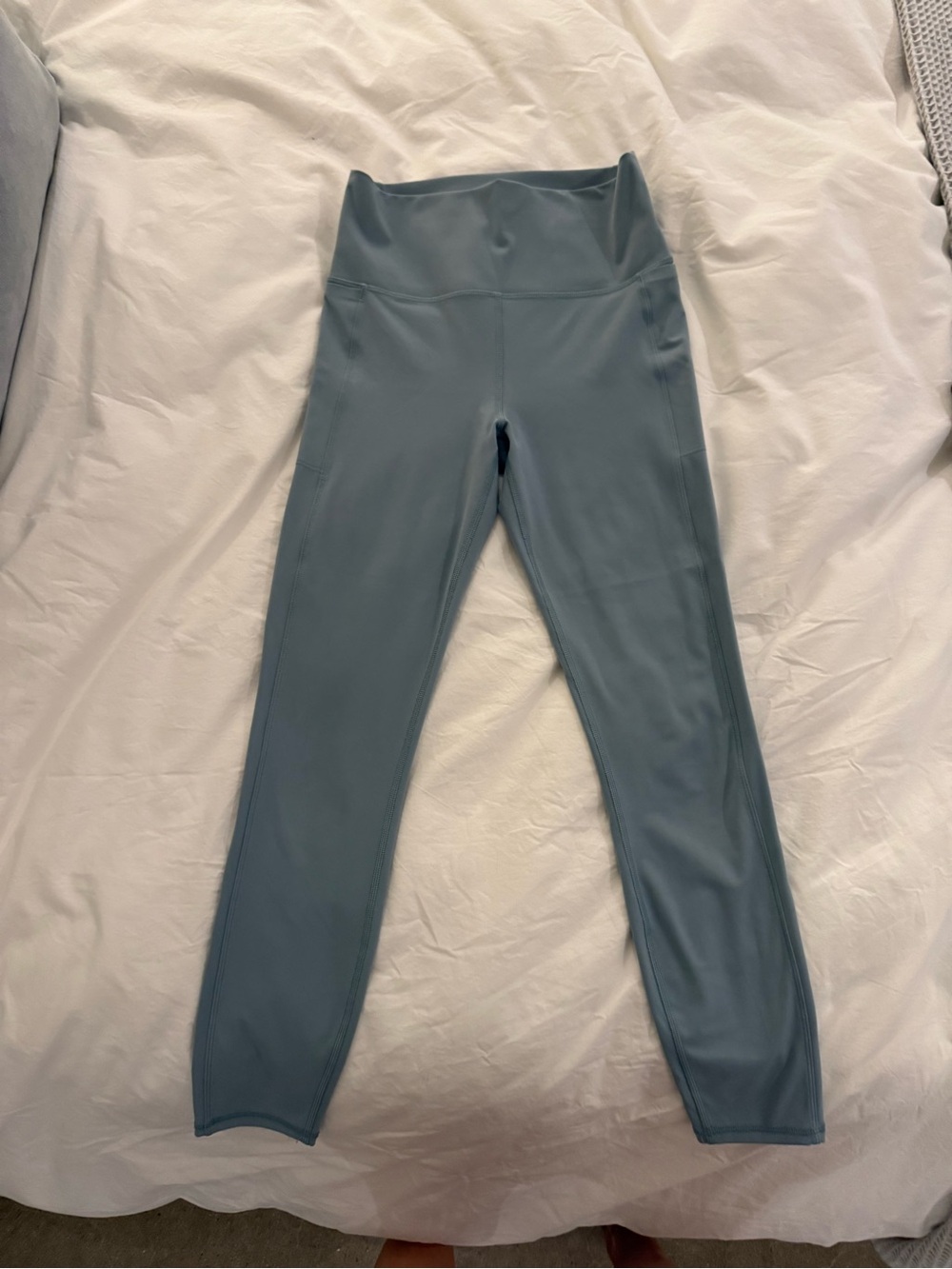 Vuori studio pocket leggings light blue